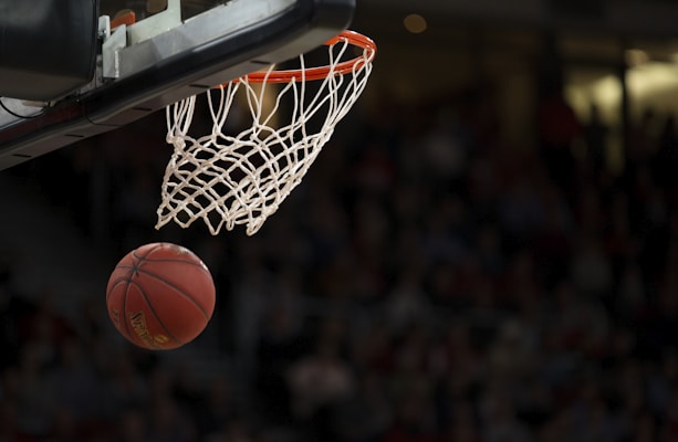 篮球赛事直播画面 - NBA比赛现场激烈对抗